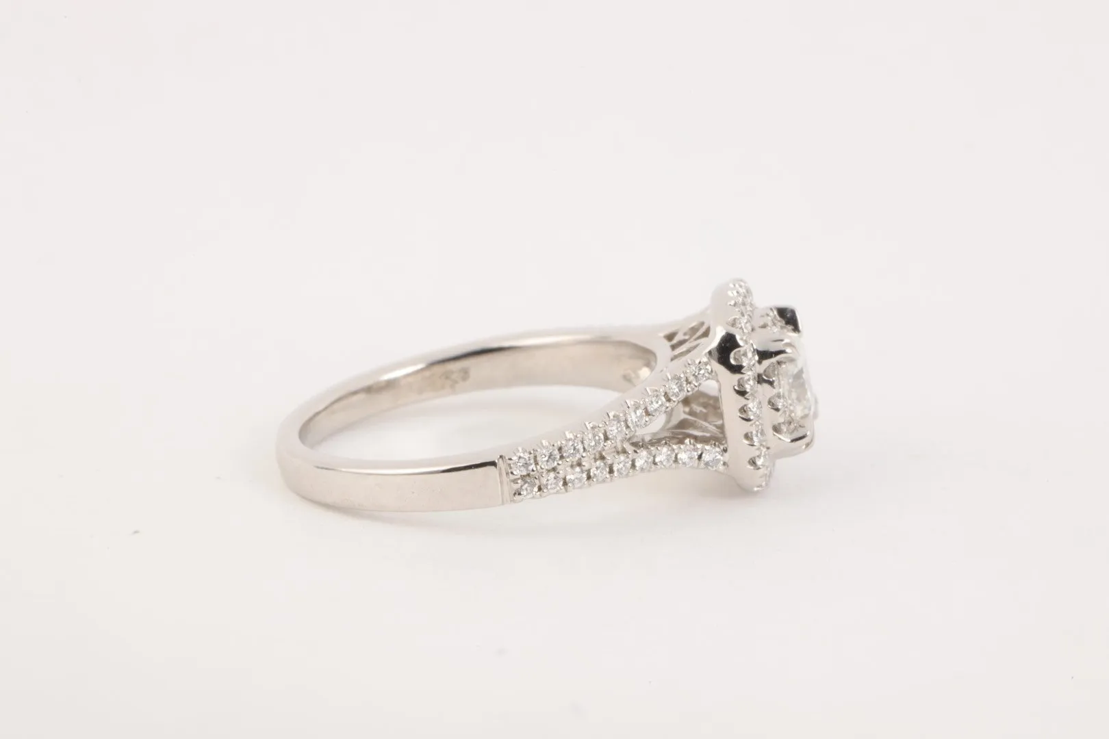 14k White Gold 0.73tcw Diamond Engagement Ring Size 6 (3.91g.)