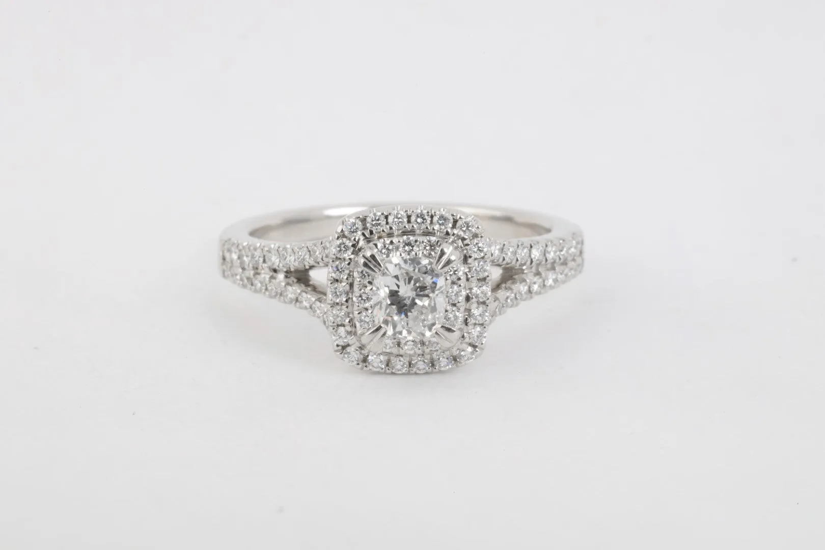 14k White Gold 0.73tcw Diamond Engagement Ring Size 6 (3.91g.)