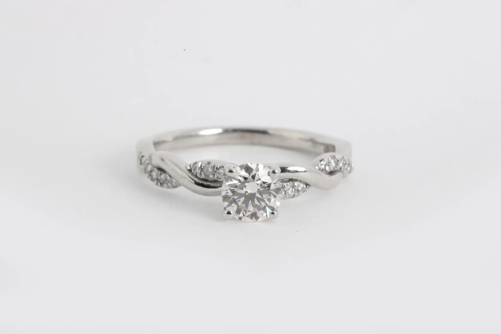 18k White Gold 0.84tcw Diamond Engagement Ring Size 8 (4.15g.)