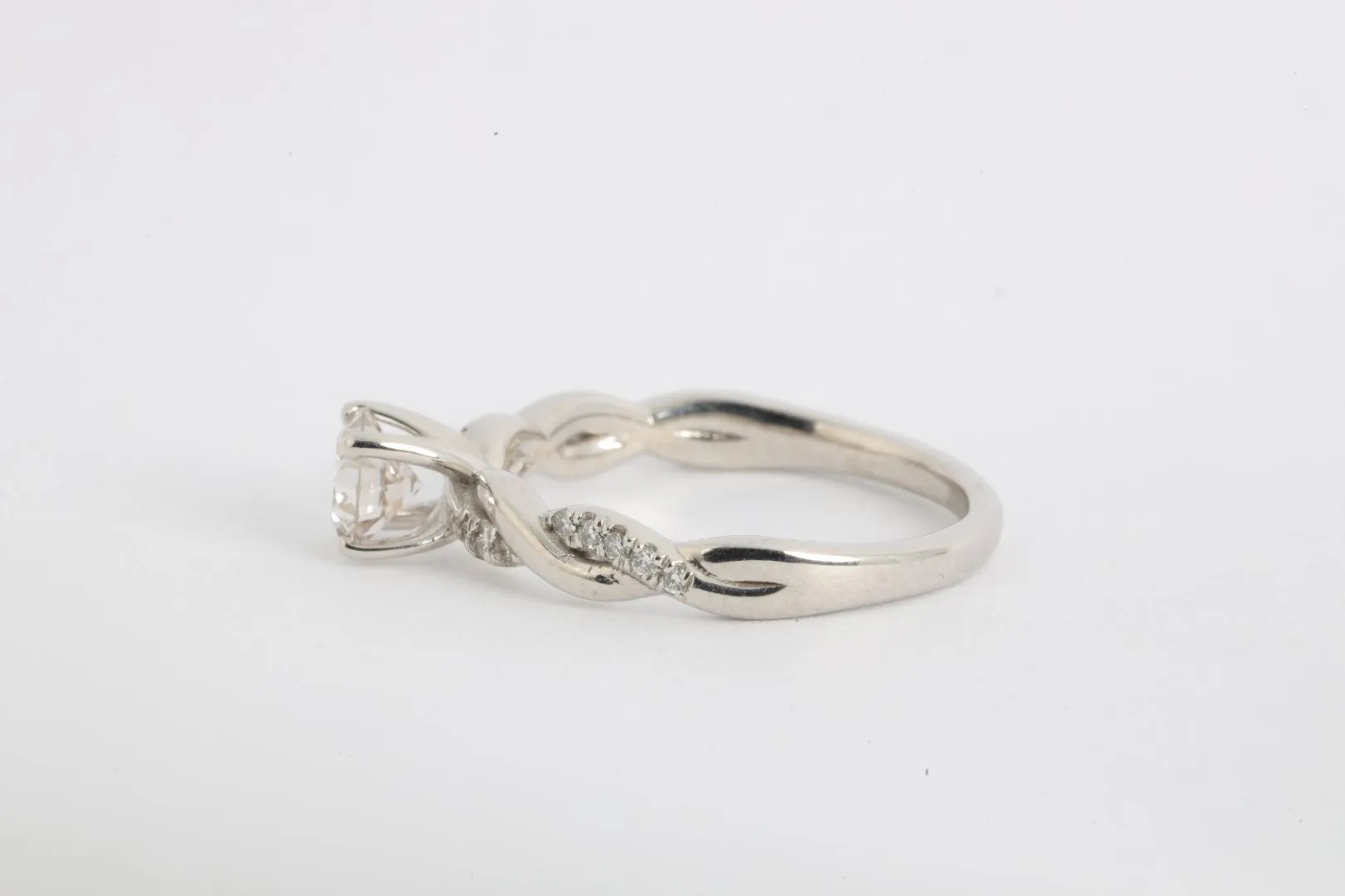 18k White Gold 0.84tcw Diamond Engagement Ring Size 8 (4.15g.)