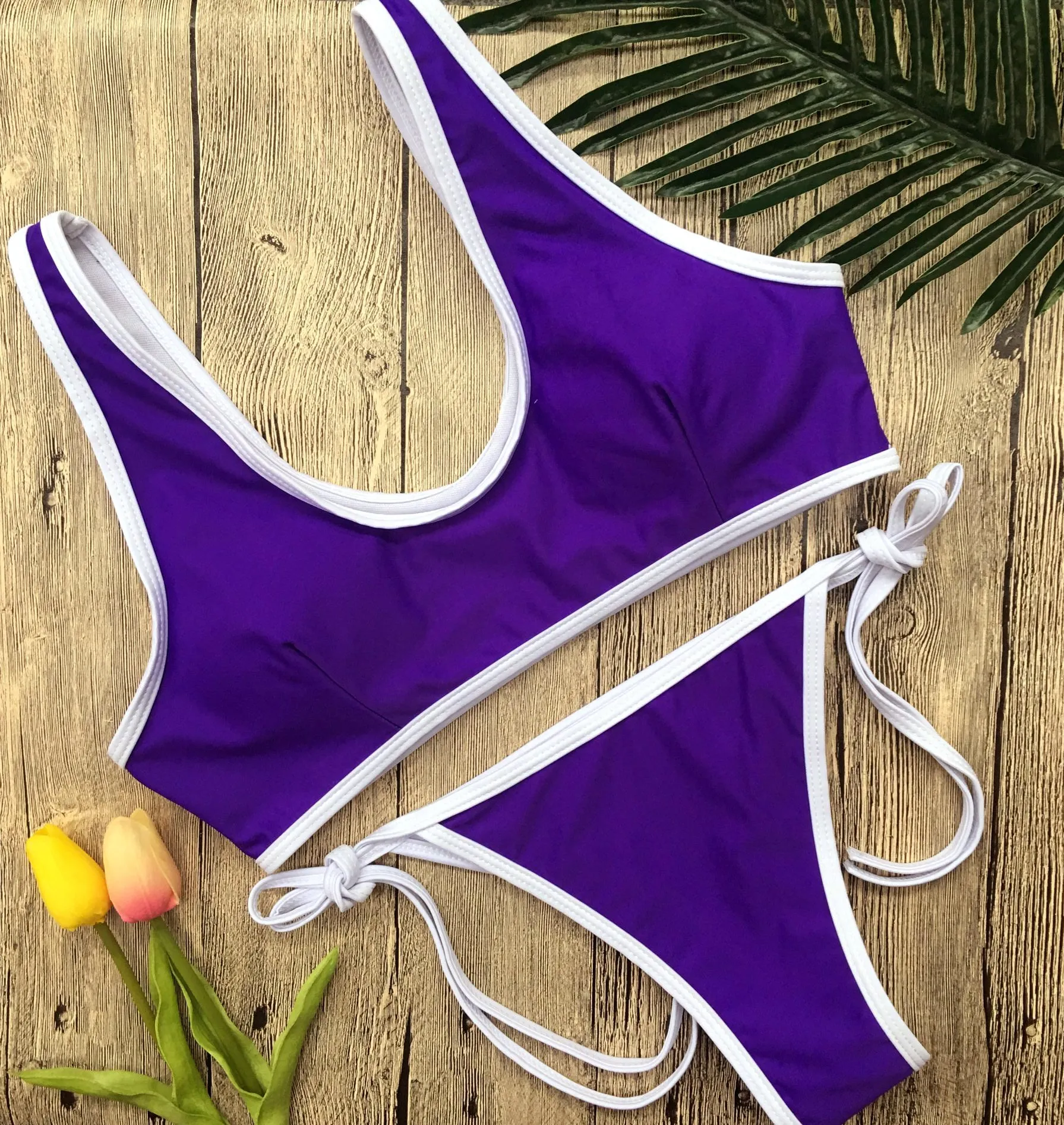 Atemloses, solides Tanga-Bikini-Set