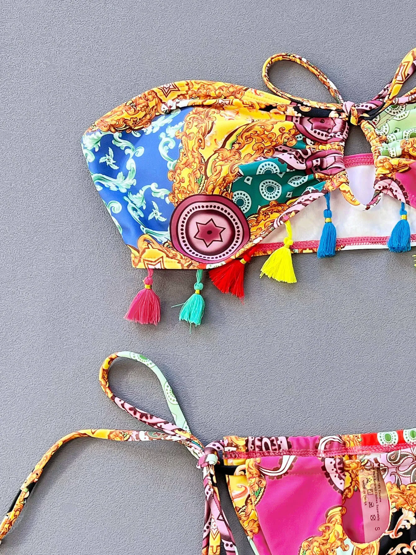 Bedrucktes, trägerloses Bikini-Set zum Binden