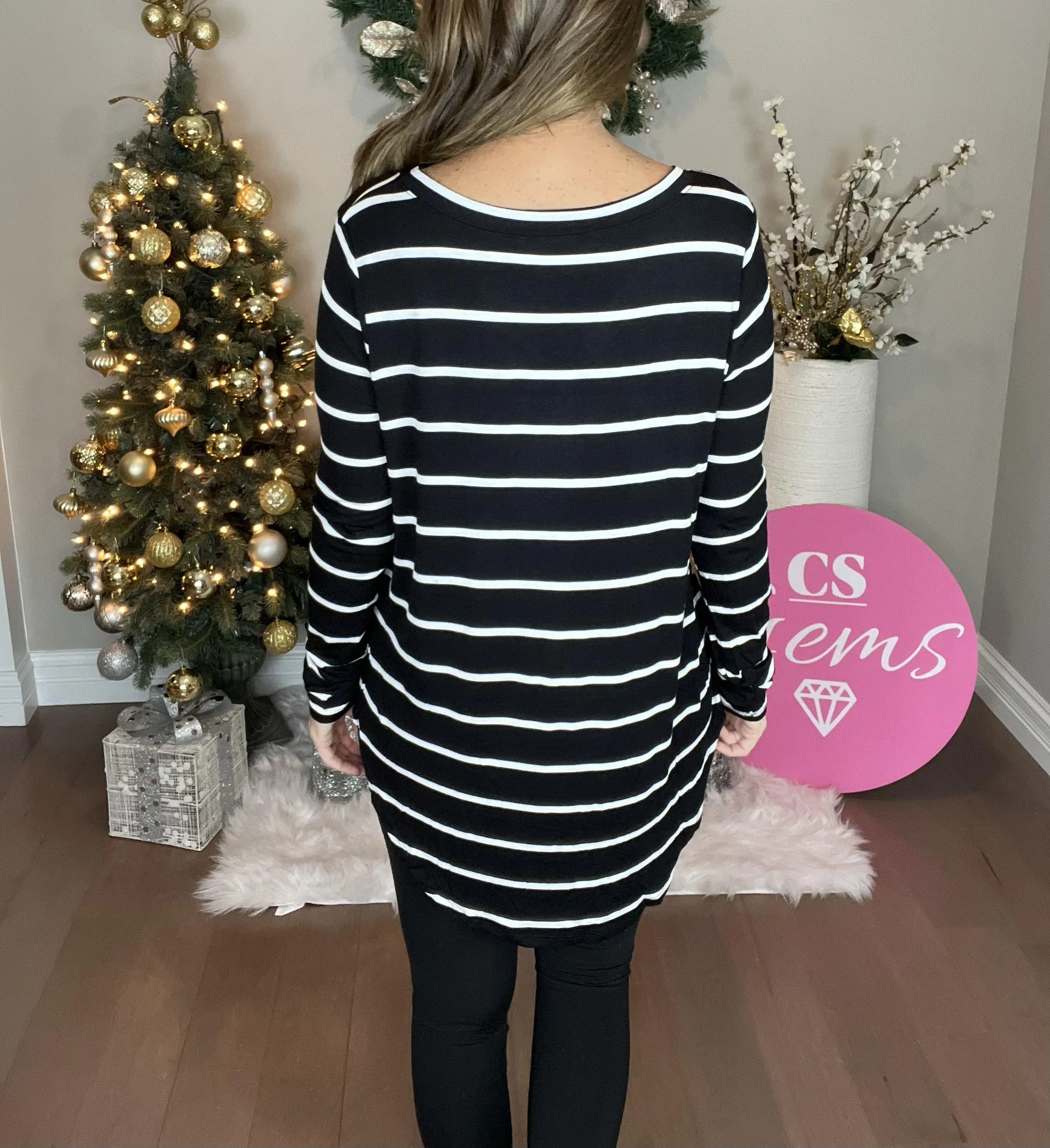 BLACK/IVORY STRIPED V-NECK DOLPHIN HEM TOP