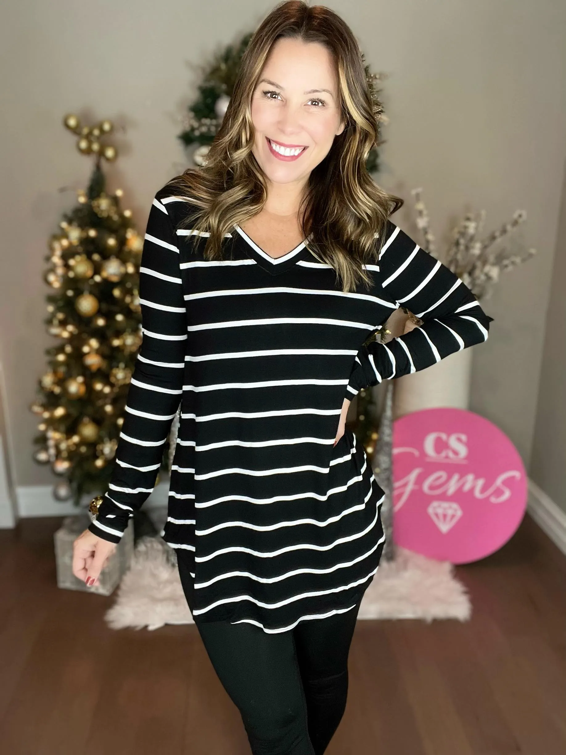 BLACK/IVORY STRIPED V-NECK DOLPHIN HEM TOP