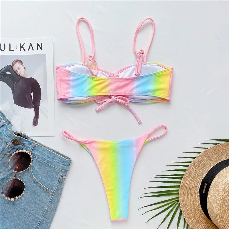 Brasilianischer Push-Up-Bikini in Regenbogenfarben