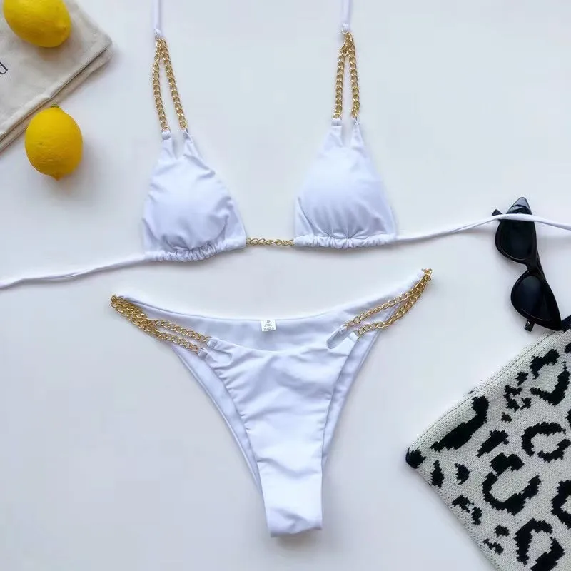 Costum de baie doua piese 'Vacay Ready' alb cu detalii din lant, ajustabil