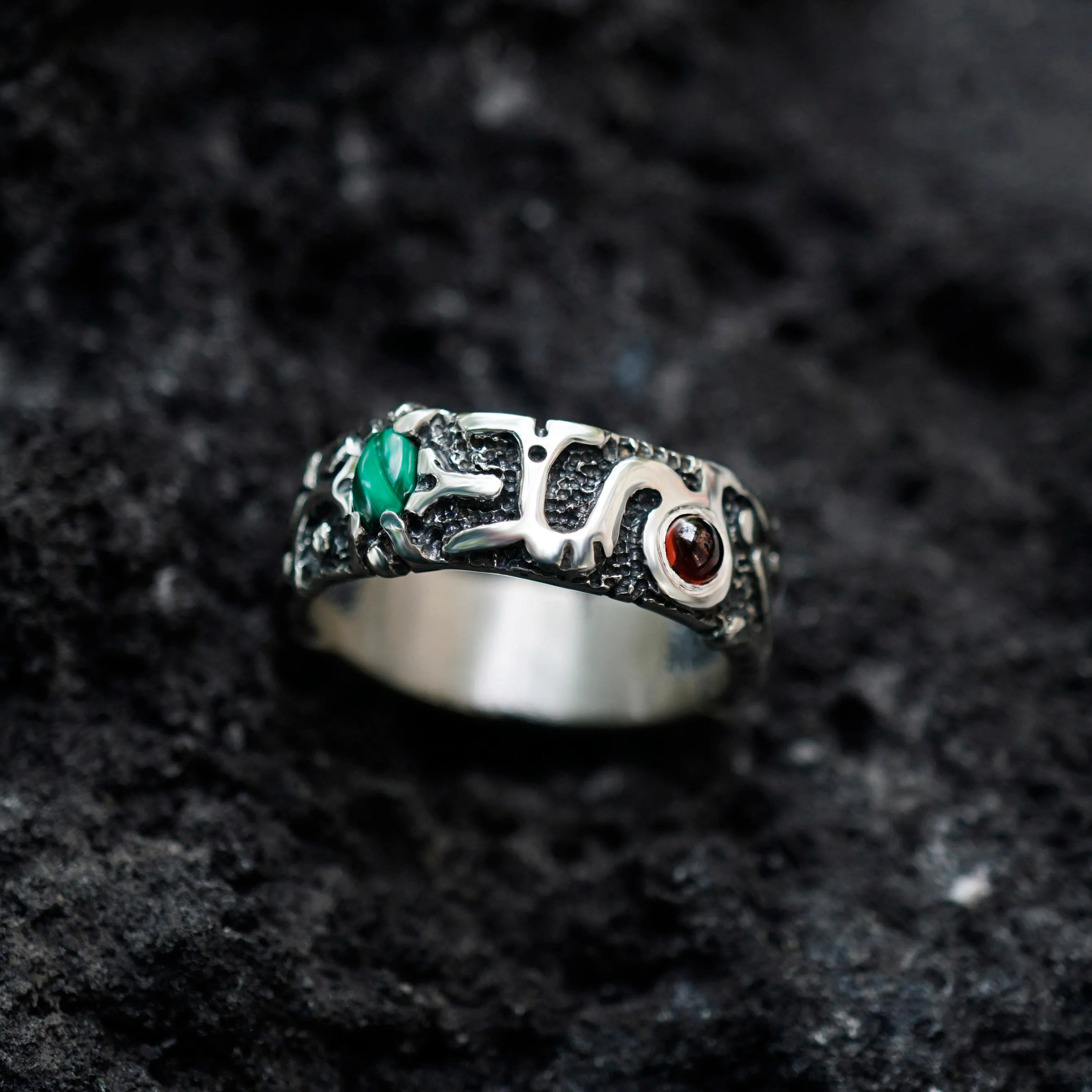 NUNTIUS | Garnet and Malachite ring