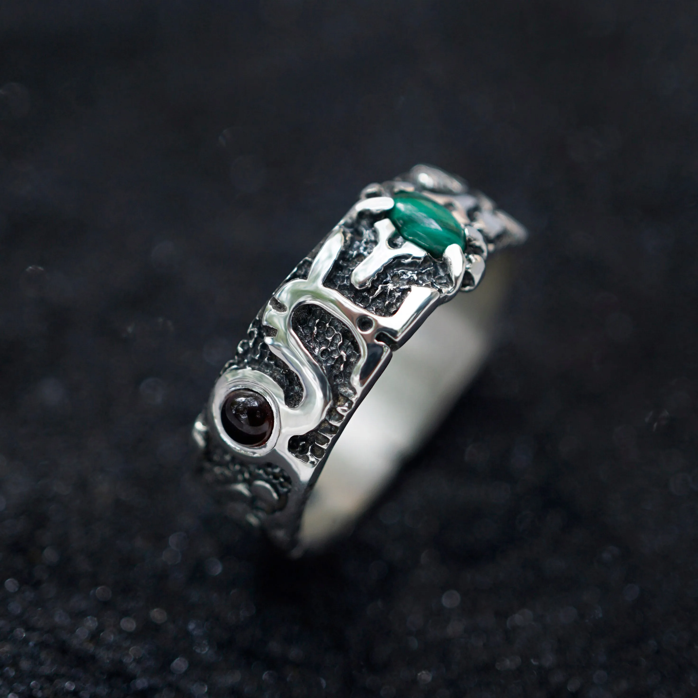 NUNTIUS | Garnet and Malachite ring