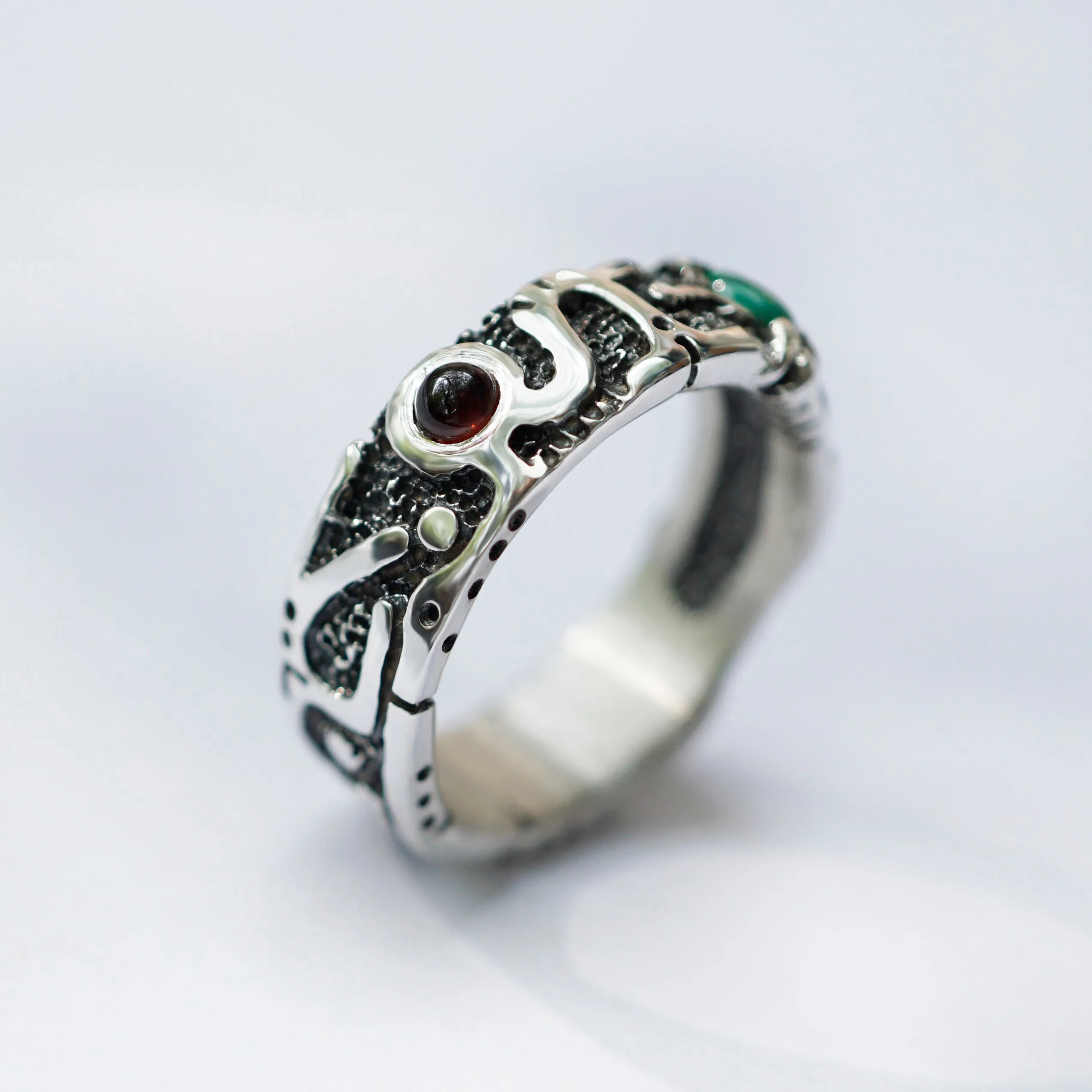 NUNTIUS | Garnet and Malachite ring